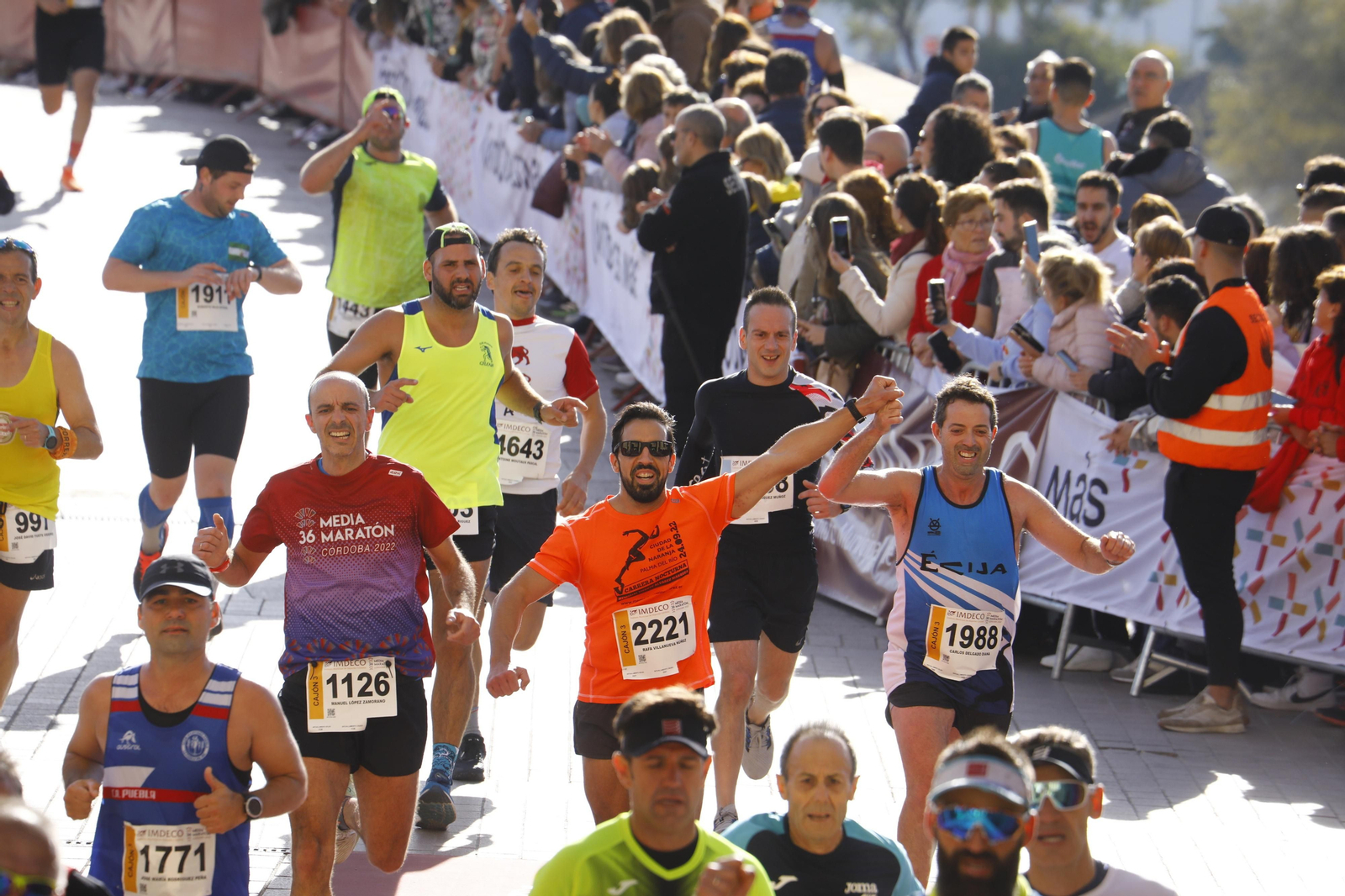 La gloria de cruzar la Puerta del Puente: imágenes de la meta de la 36 Media Maratón de Córdoba