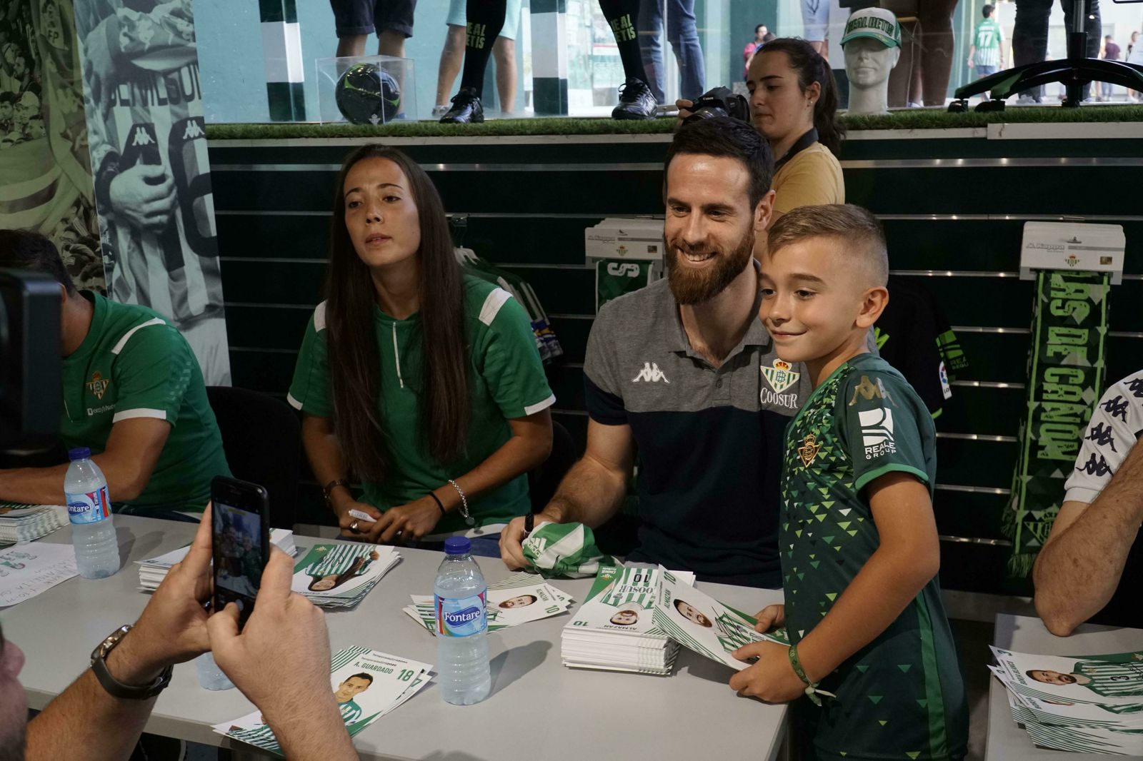 Firma de autógrafos de los jugadores del Betis