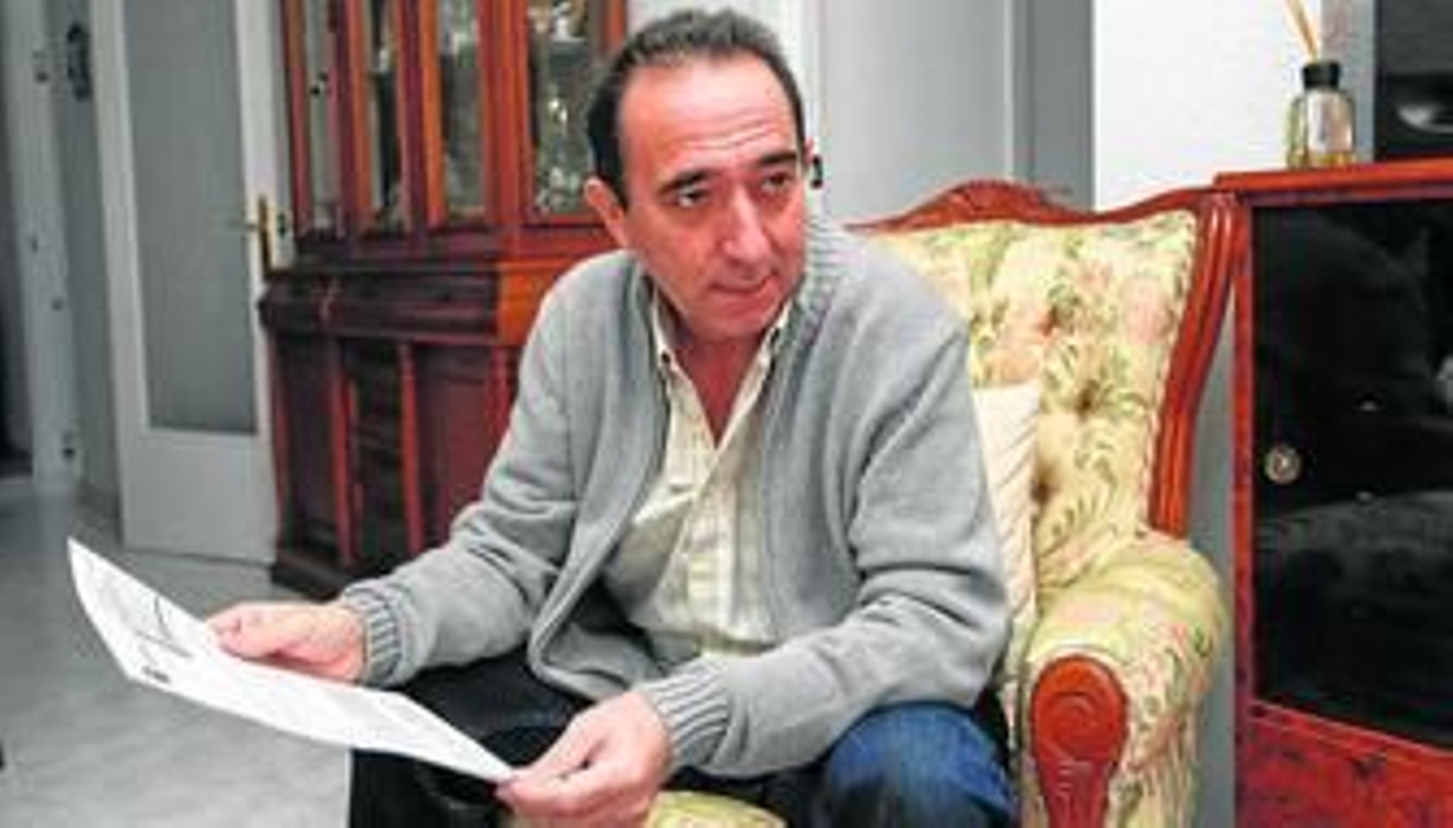 Francisco Padilla, al que le han extirpado un pulmón hace mes y medio, muestra el parte médico en su domicilio.