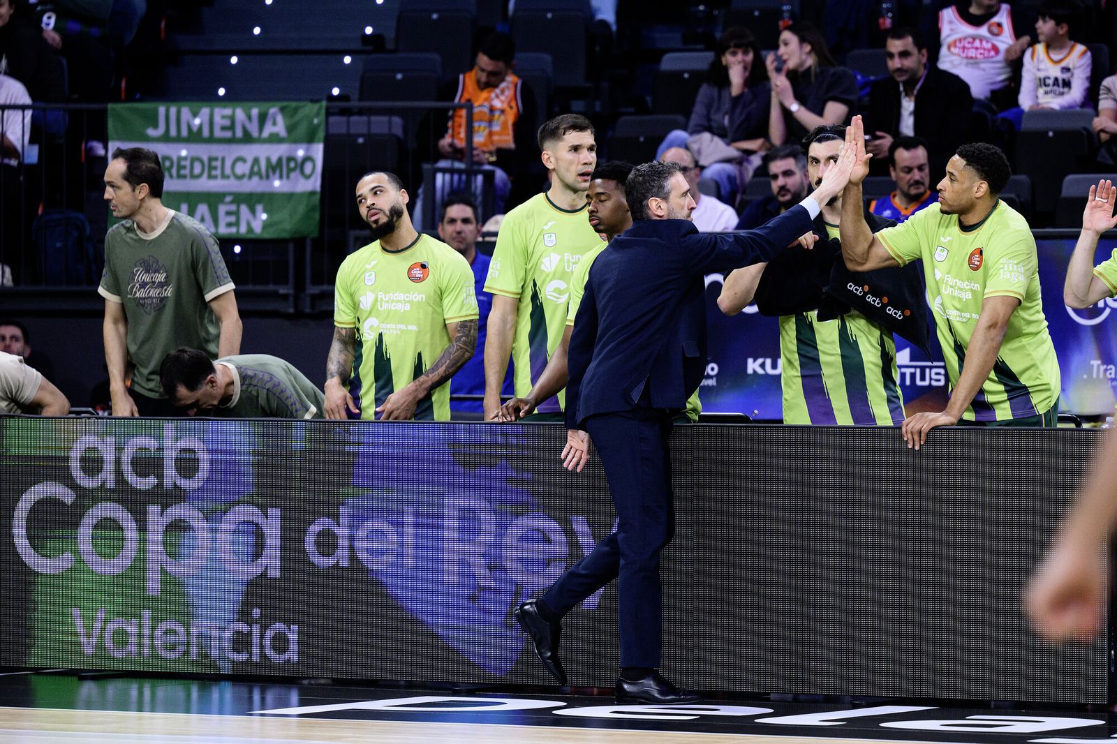 Ibon Navarro saluda a sus jugadores.