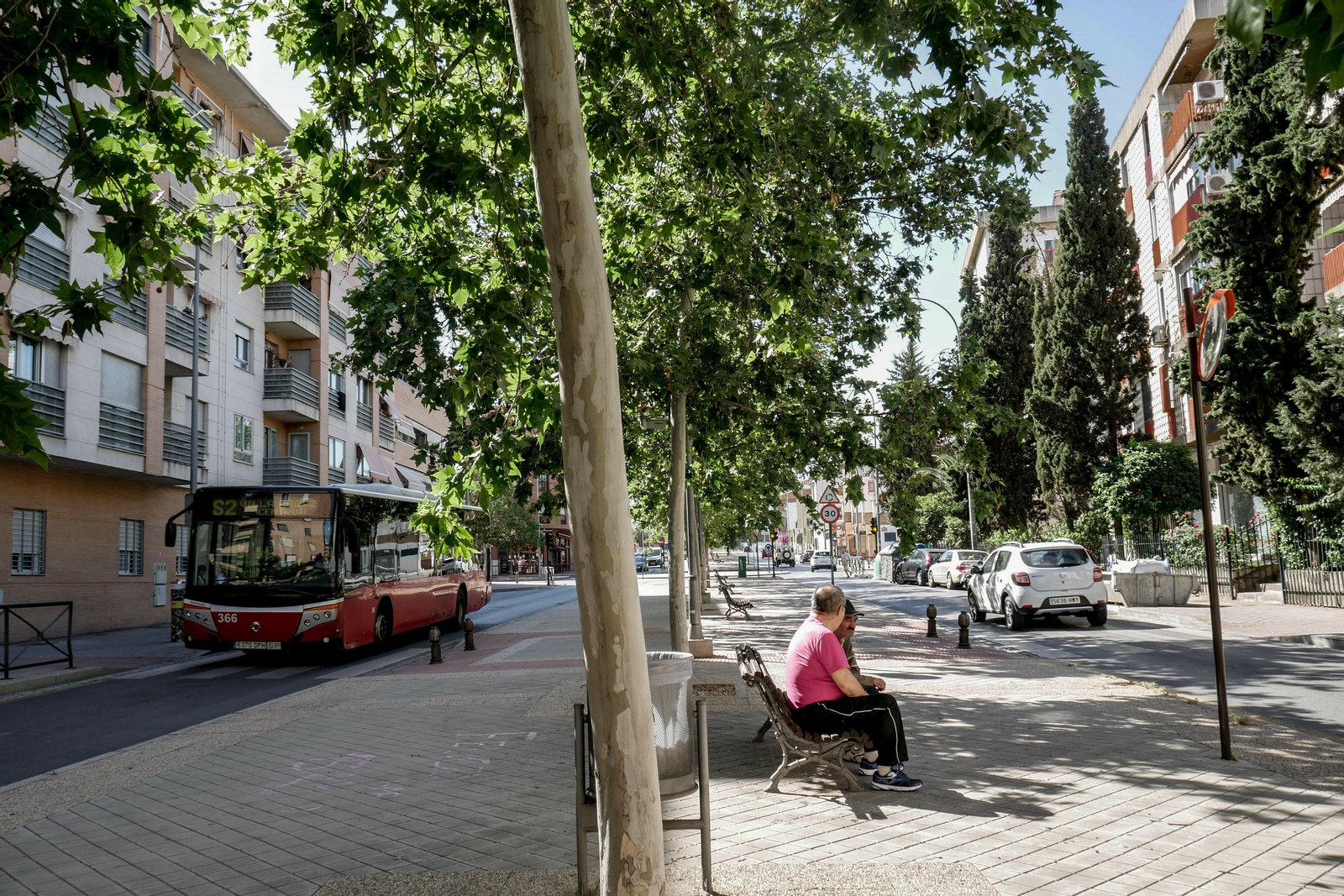 Bulevar en el Camino Bajo de Huétor, frente al centro de salud