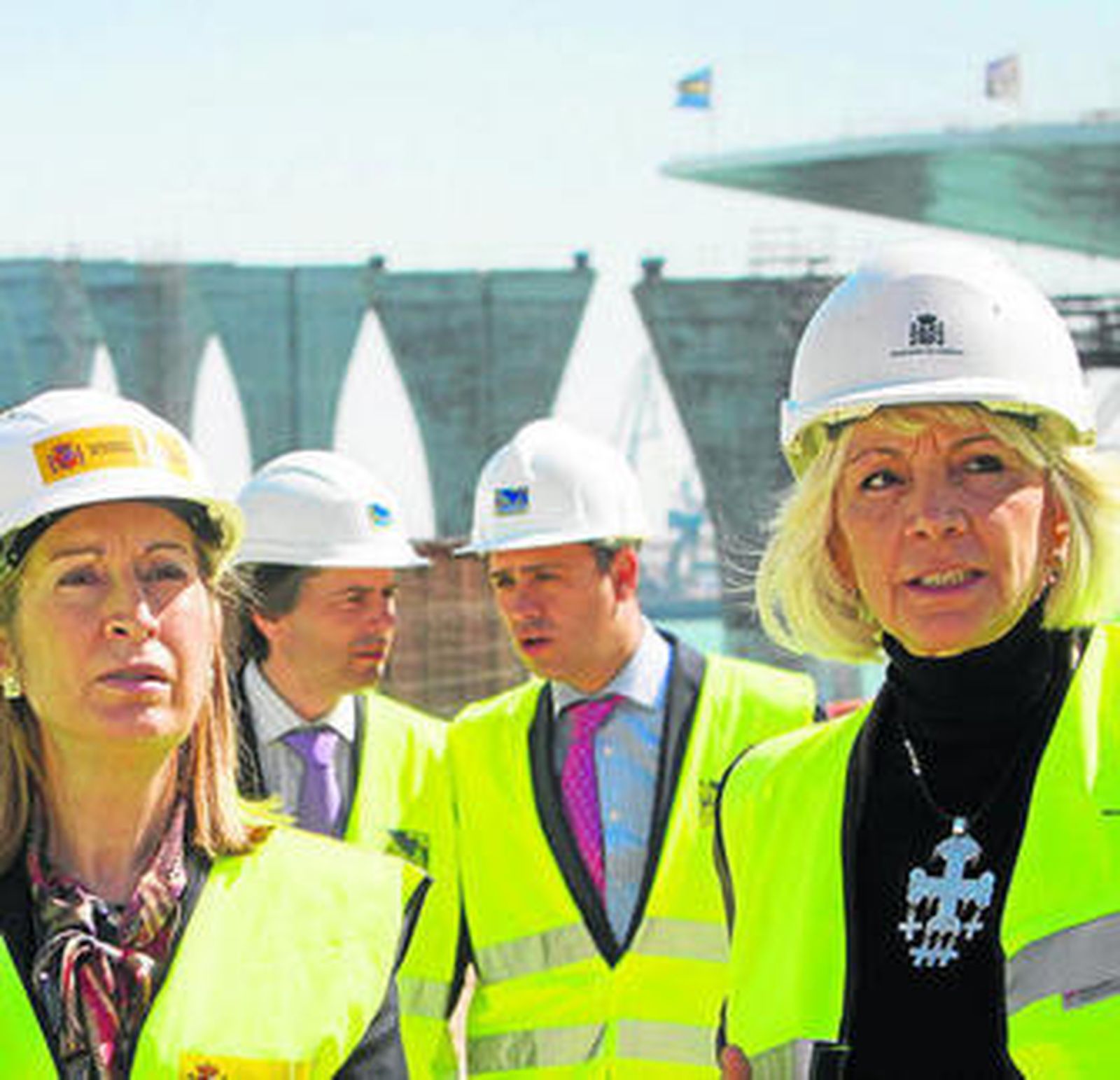 La alcaldesa y la ministra de Fomento durante una visita al puente el pasado mes de marzo.