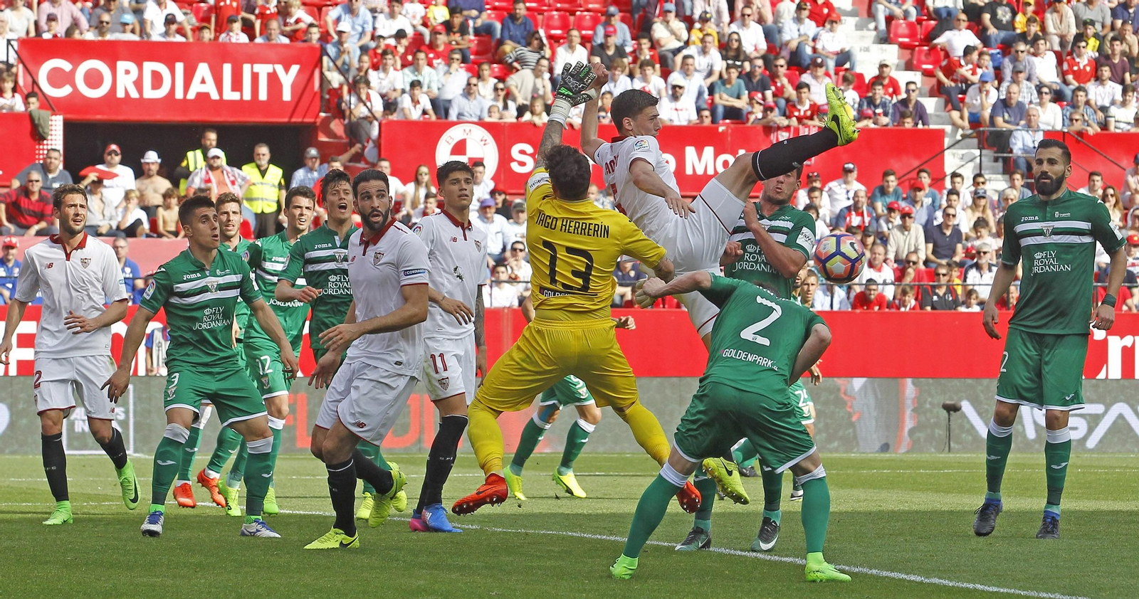 El defensa francés Lenglet comete falta sobre Iago Herrerín en una de tantas jugadas atropelladas, ayer en Nervión.