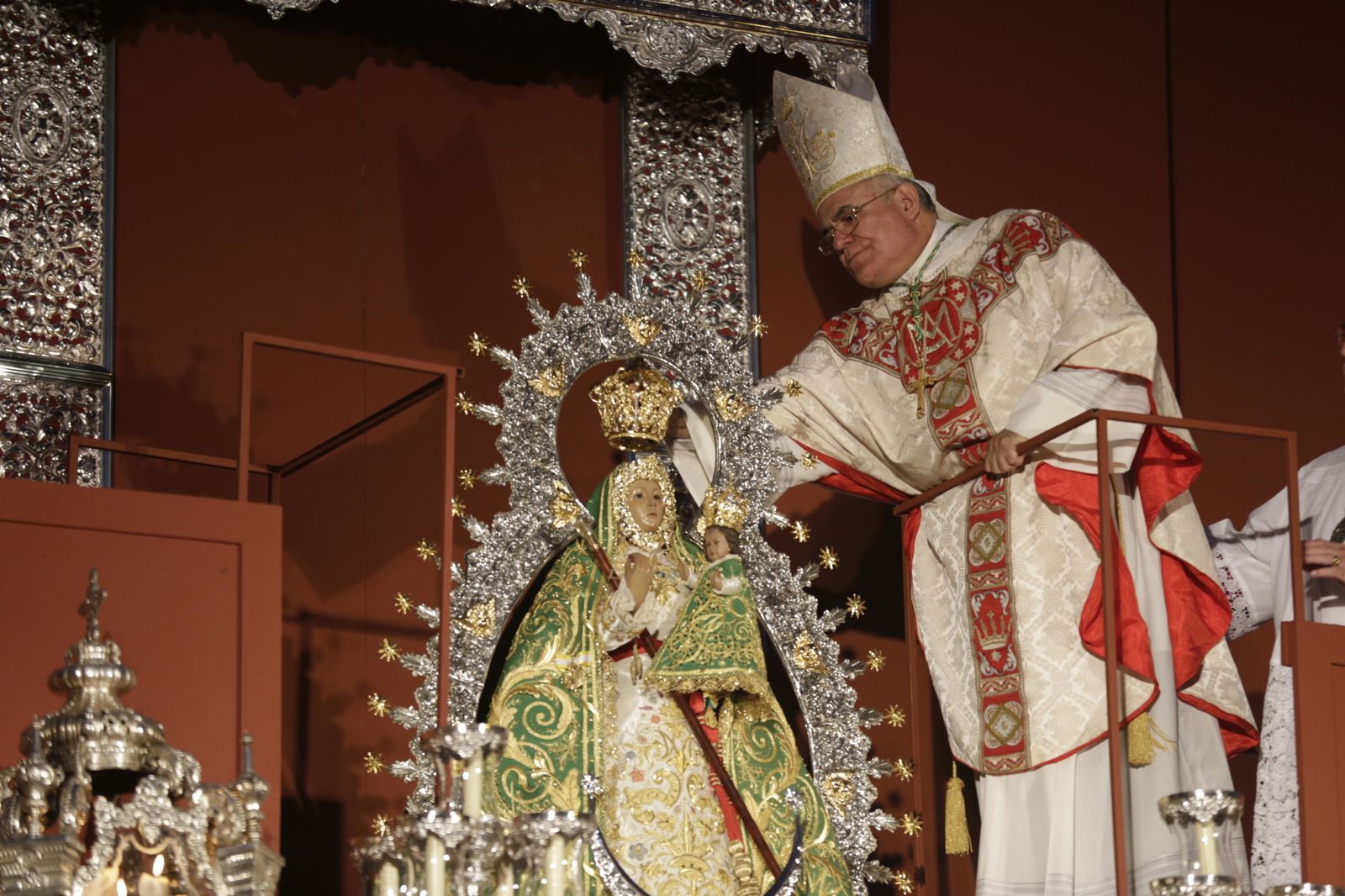 El obispo corona a la Virgen de la Cabeza de El Carpio.