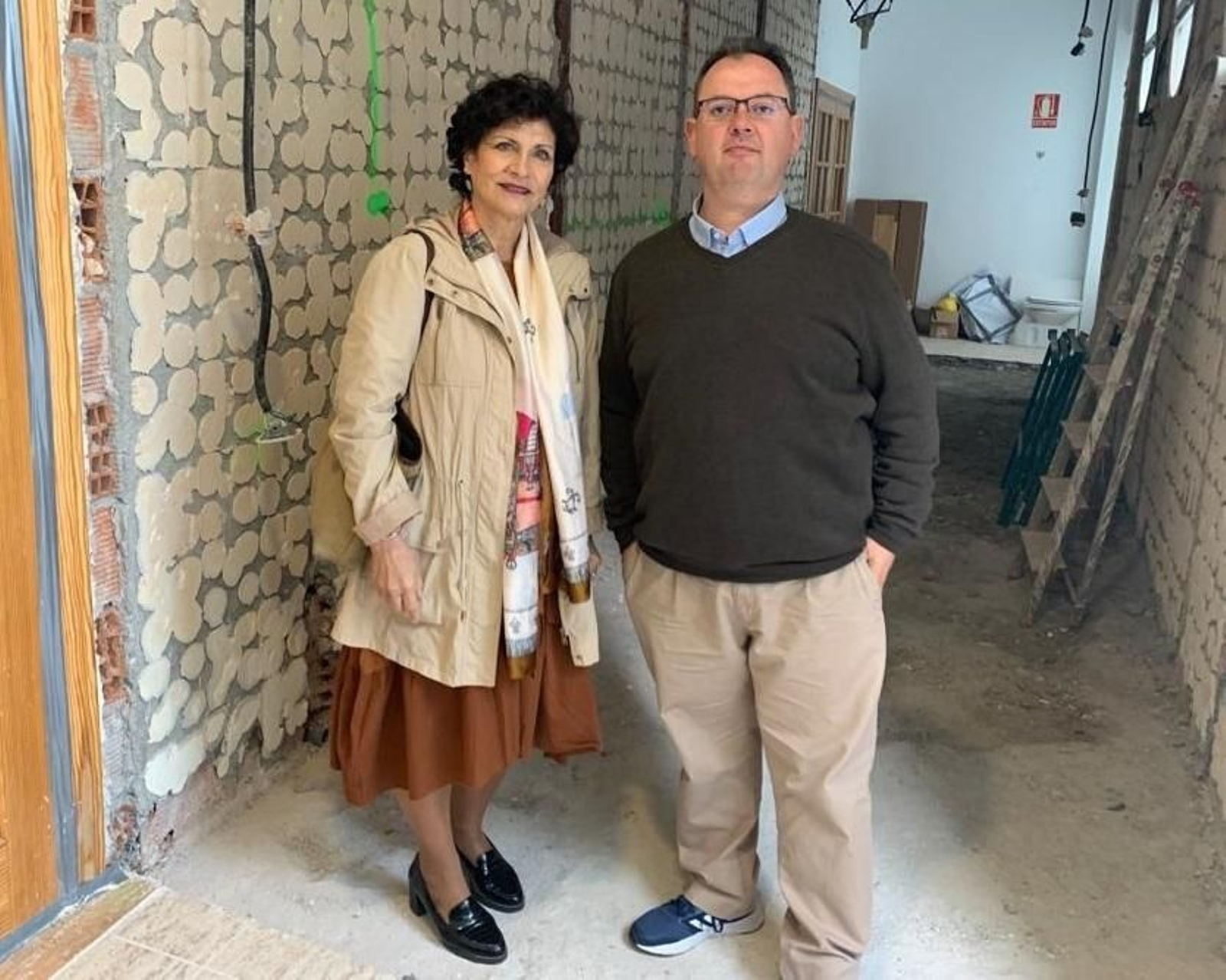 La delegada territorial Carmen Navarro, durante su visita a Suflí con el alcalde, Raúl Guirao.