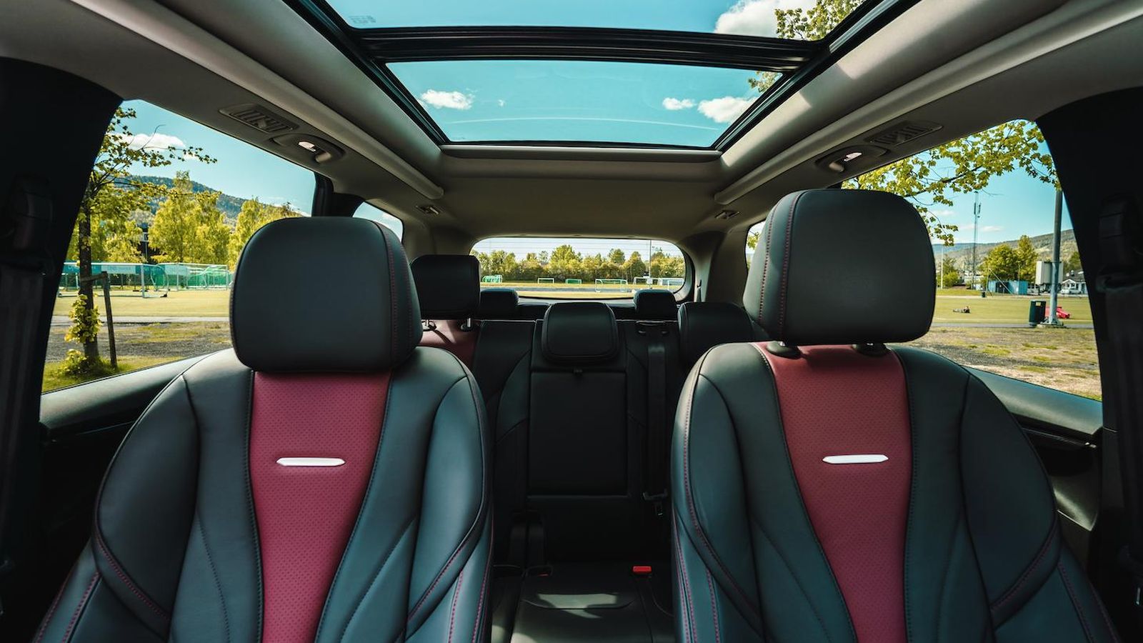 En tres filas de asientos y con una configuración 2-3-2, el Euniq 5 aporta la posibilidad de desplazar hasta a siete personas.