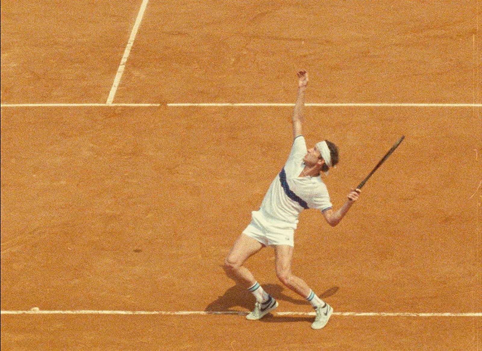 John McEnroe congelado en pleno saque, con su cuerpo arqueado.