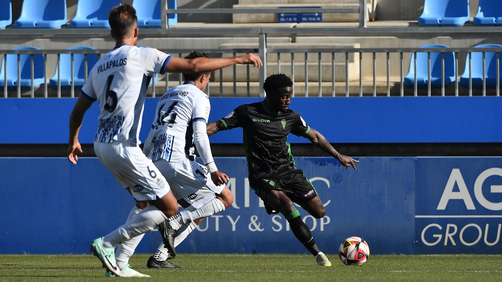 Adilson Mendes (Córdoba CF), bien vigilado por la zaga del Atlético Baleares. Adilson Mendes (Córdoba CF), bien vigilado por la zaga del Atlético Baleares.