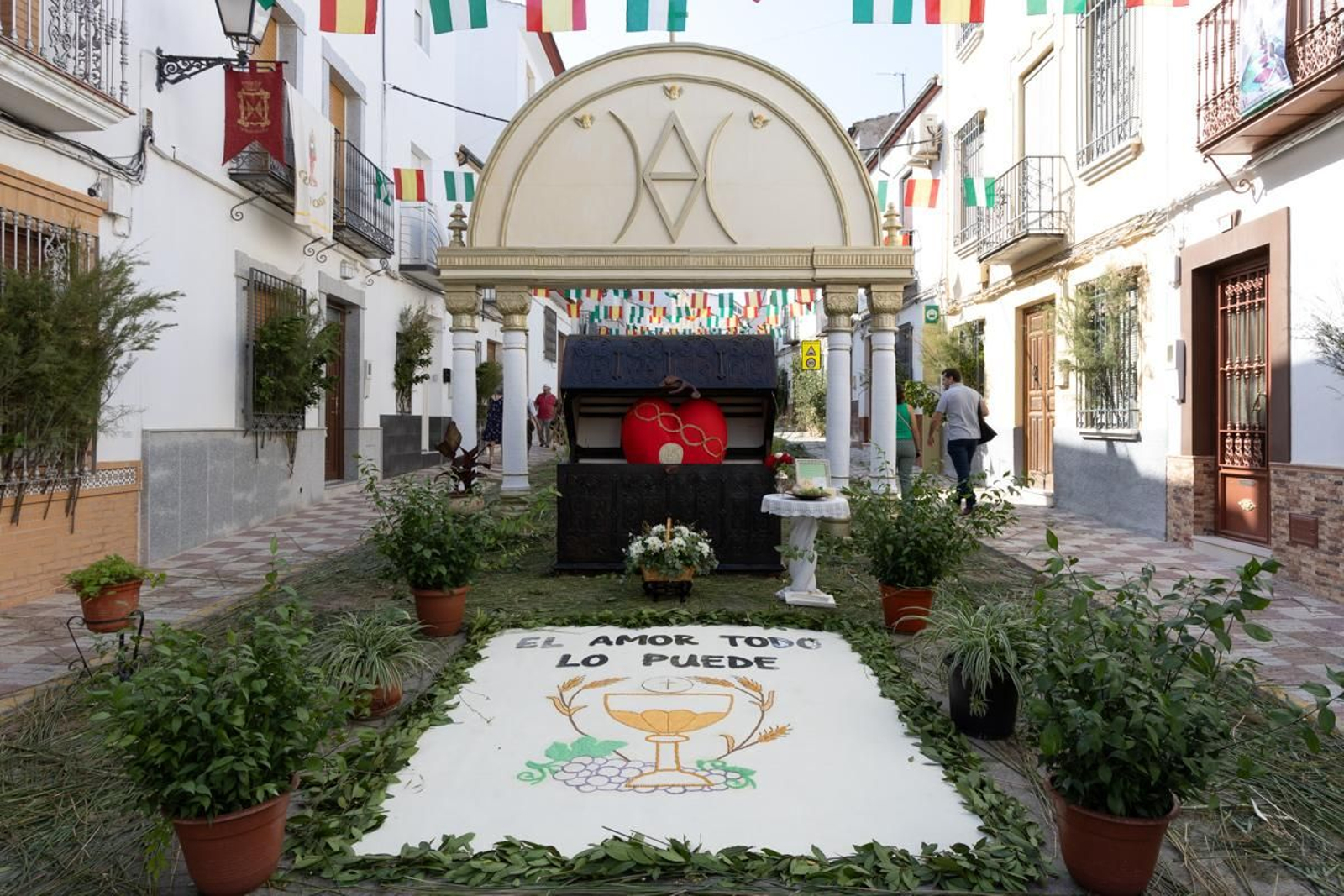 Los vecinos de Villardompardo exponen las obras de su Corpus un año más, en imágenes