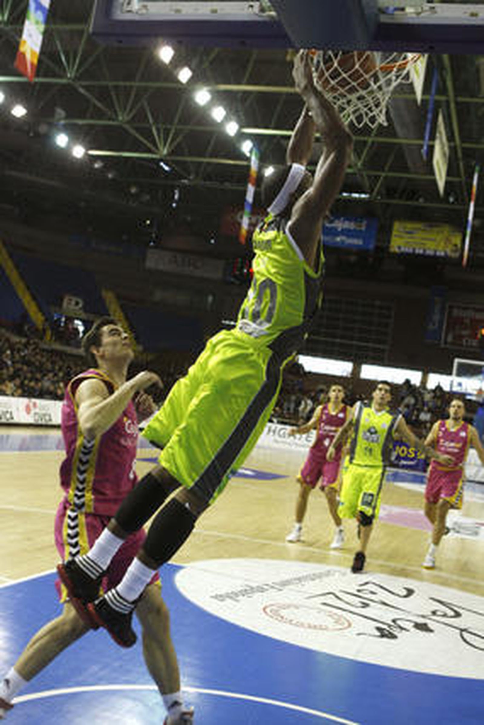 Así transcurrió la victoria del Cajasol sobre el Blancos de Rueda Valladolid.

Foto: EFE