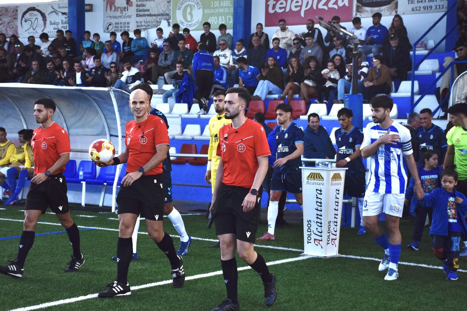 Las fotos del Bollullos CF - Real Balompédica Linense de Tercera Federación (0-0)