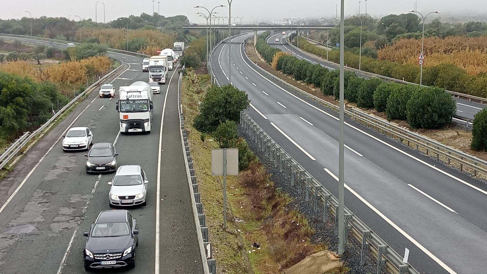 Fila de coches en la A-49 por el corte de la autovía.