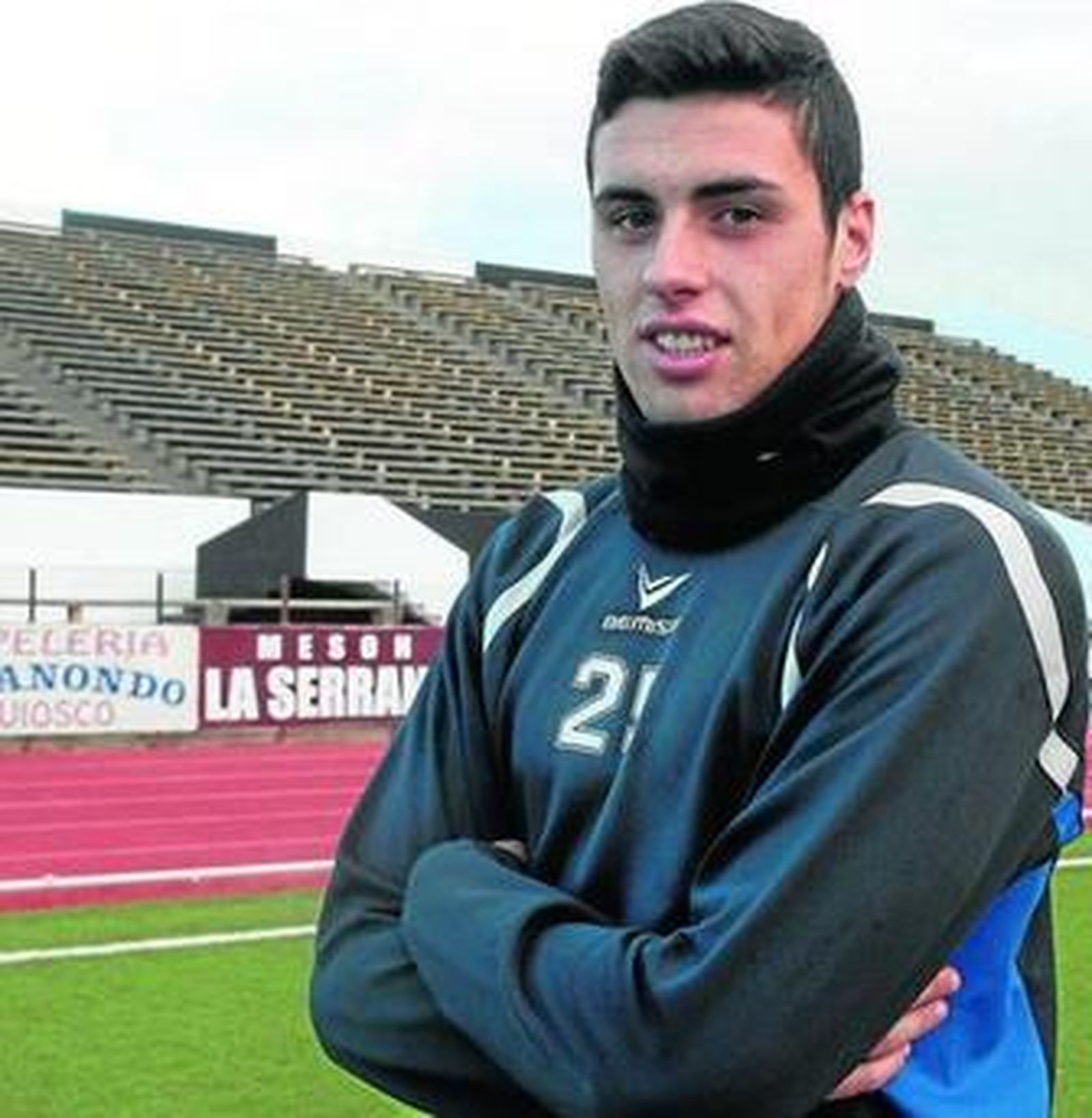 El canterano Blas Álvarez posa para 'Europa Sur' antes de un entrenamiento.