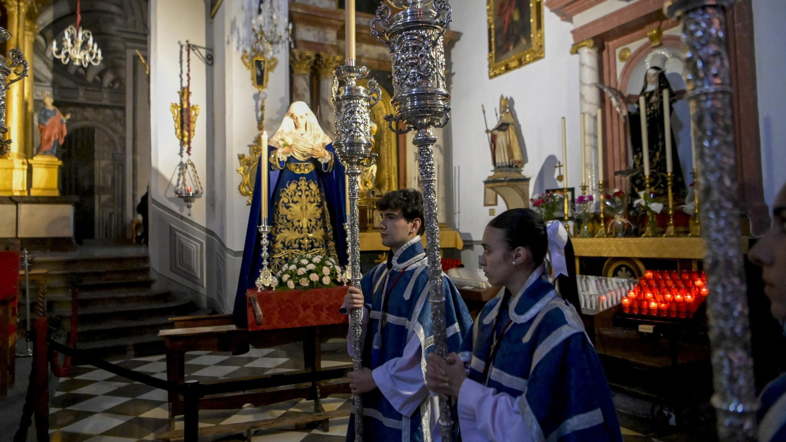Multitudinario traslado de María Santísima de las Maravillas al paso de palio