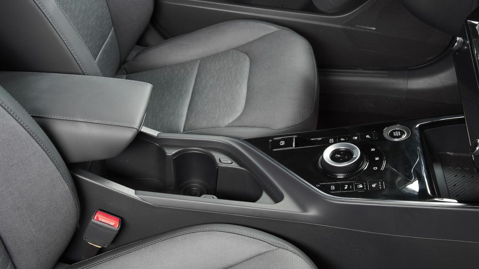 La consola que separa los dos asientos dispone de un buen número de mandos, incluyendo el giratorio del cambio.