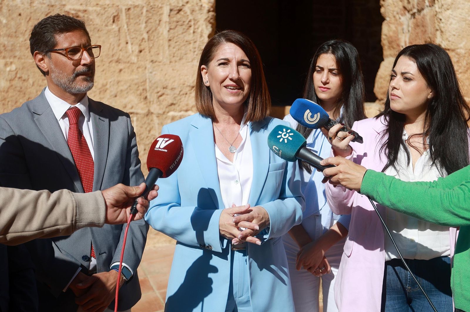 Imágenes de la visita a las obras de restauración de la Puerta del Buey en Niebla