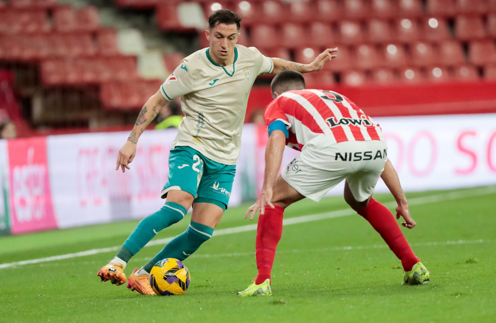 Carracedo intenta driblar a Cote en la visita del Córdoba CF al Sporting de Gijón. Carracedo intenta driblar a Cote en la visita del Córdoba CF al Sporting de Gijón.