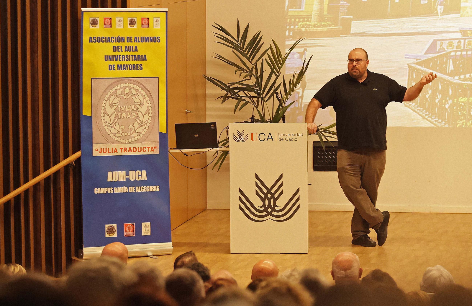 La clase magistral de Asier Unciti-Broceta en el Aula Universitaria de Mayores de la UCA, en imágenes