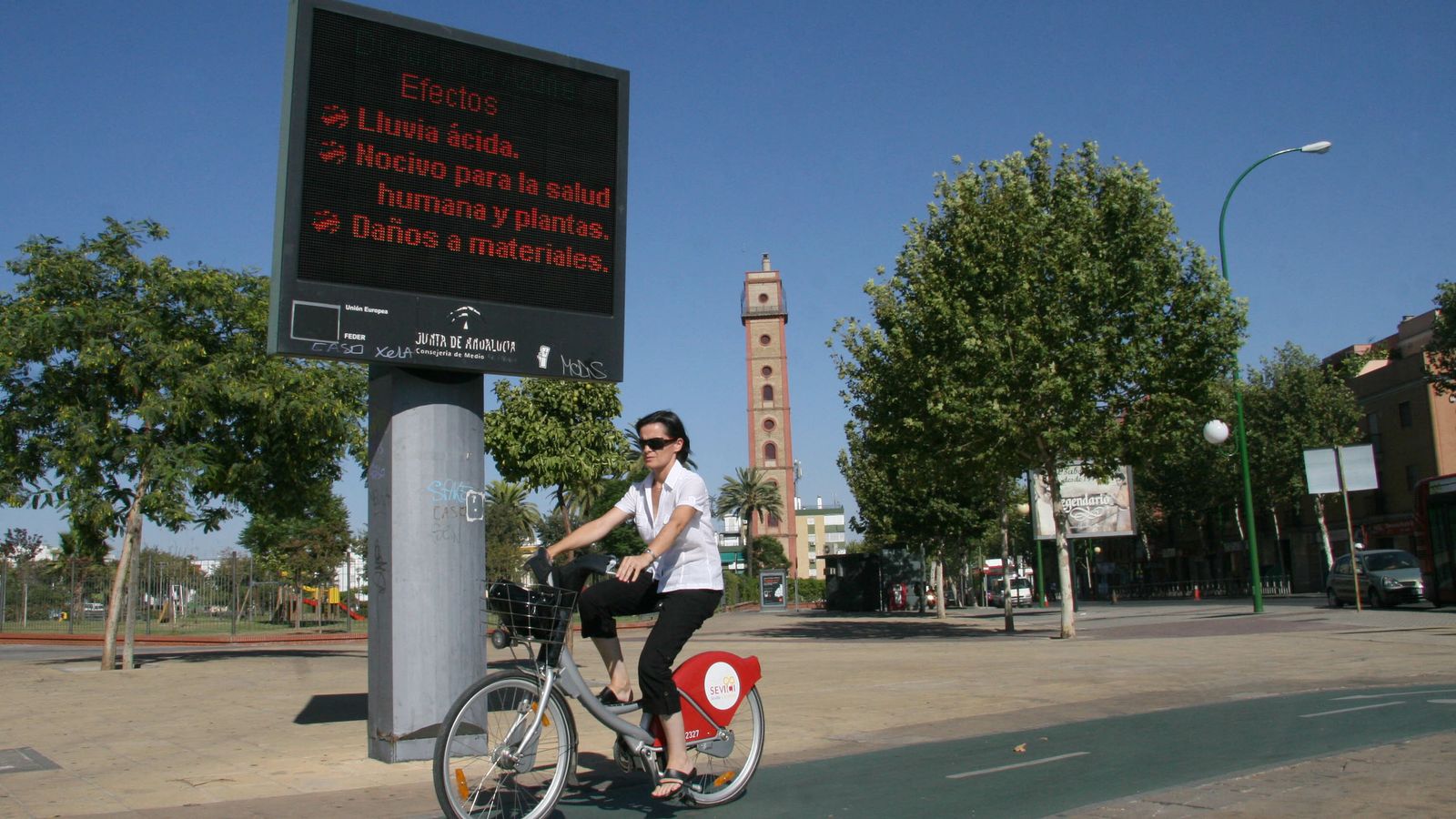 Sevilla  superael nivel de aviso de 50 ug/m3 como media diaria.