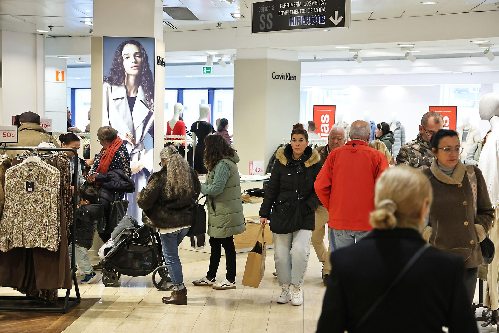 Imágenes del comienzo de las rebajas en Huelva