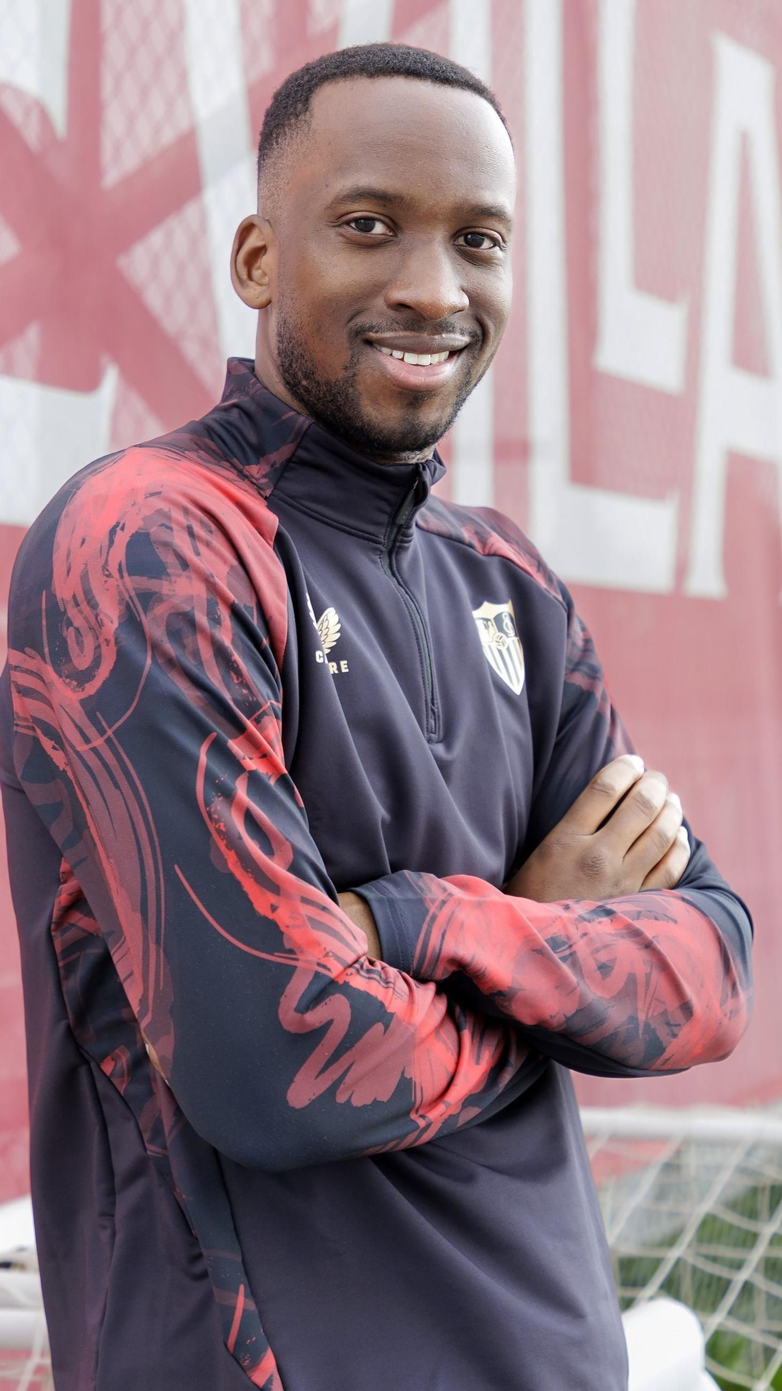 Dodi Lukébakio, posa con el chandal del Sevilla en la ciudad deportiva nervionense.
