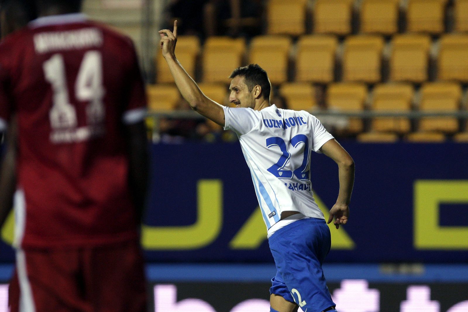 Zdravko Kuzmanovic celebra un gol con el Málaga.