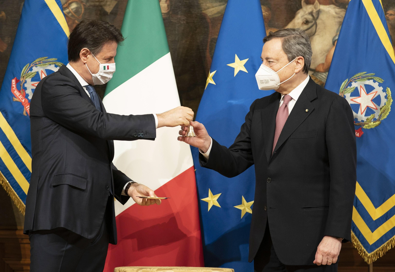 El nuevo primer ministro italiano, Mario Draghi (dcha.), recibiendo este sábado una pequeña campana del primer ministro saliente, Giuseppe Conte. El nuevo primer ministro italiano, Mario Draghi (dcha.), recibiendo este sábado una pequeña campana del primer ministro saliente, Giuseppe Conte.