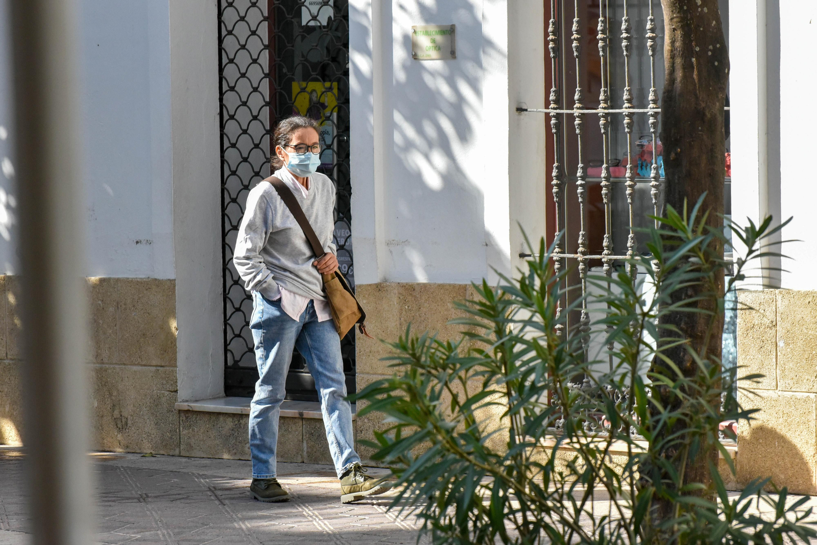 Una persona con mascarilla camina por Tarifa.