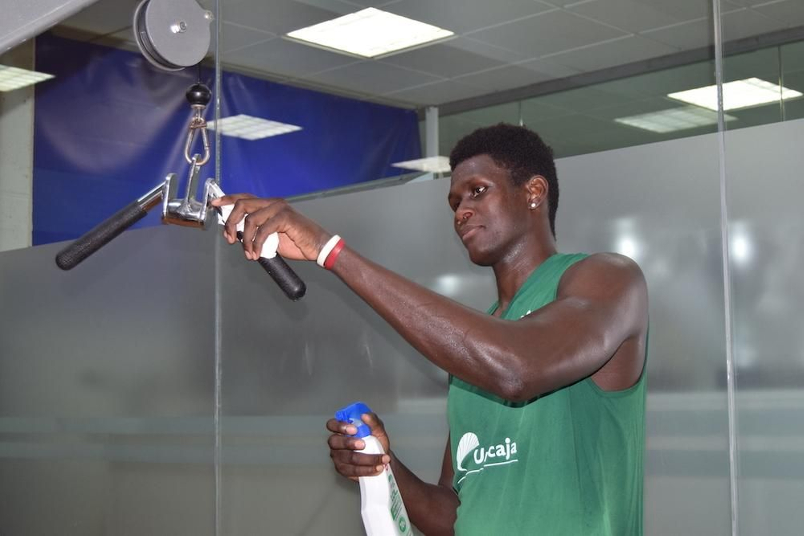 Jean Pascal compartirá la posición de central con Vigil y Fornés