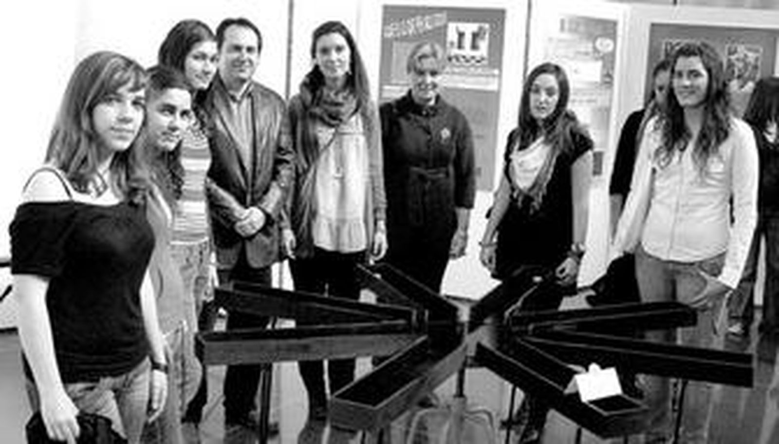 Los estudiantes posan junto a un circuito preparado para experimentar con ratones.