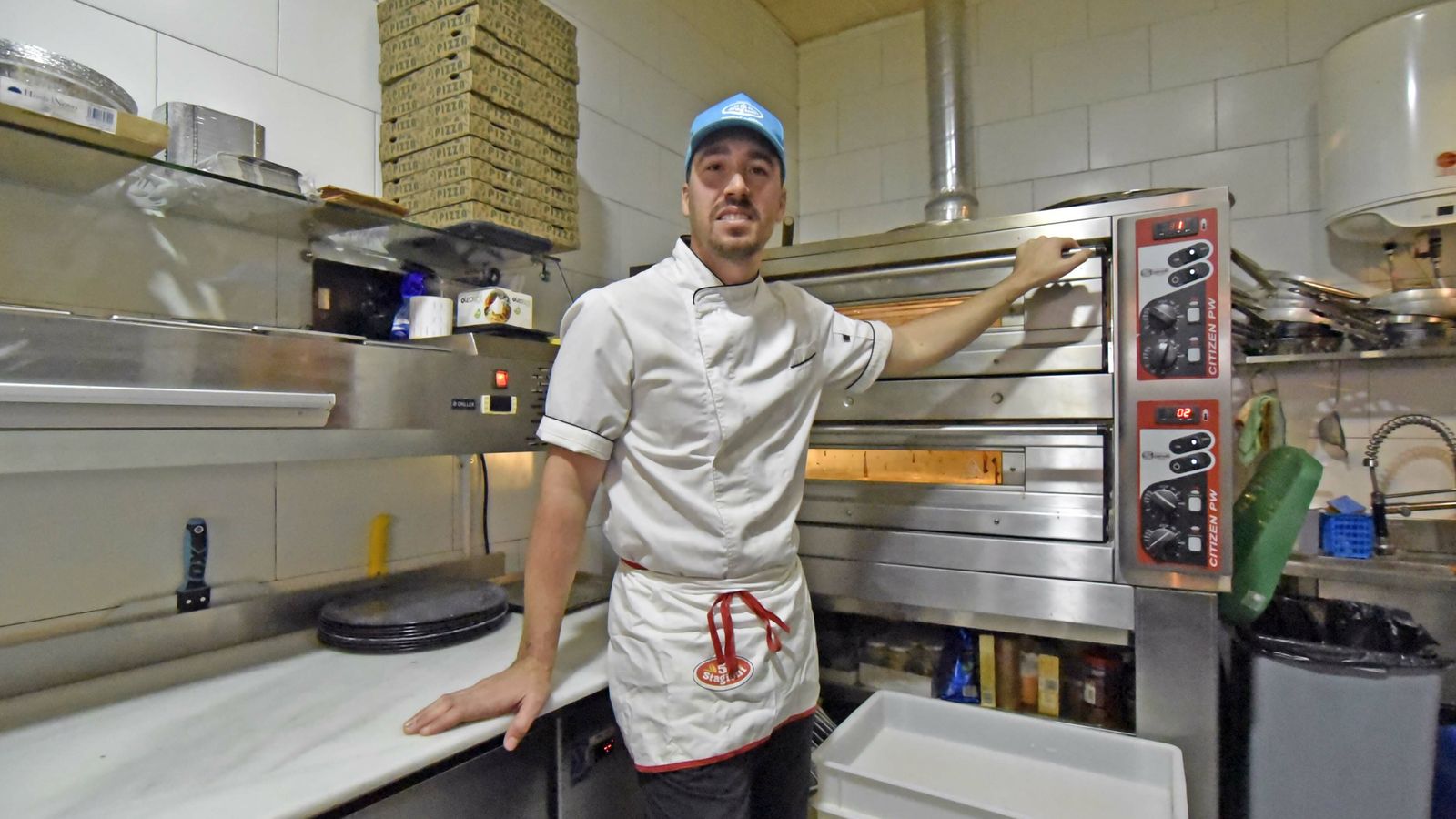 Miguel Almagro junto a los hornos del restaurante Uluwatu.