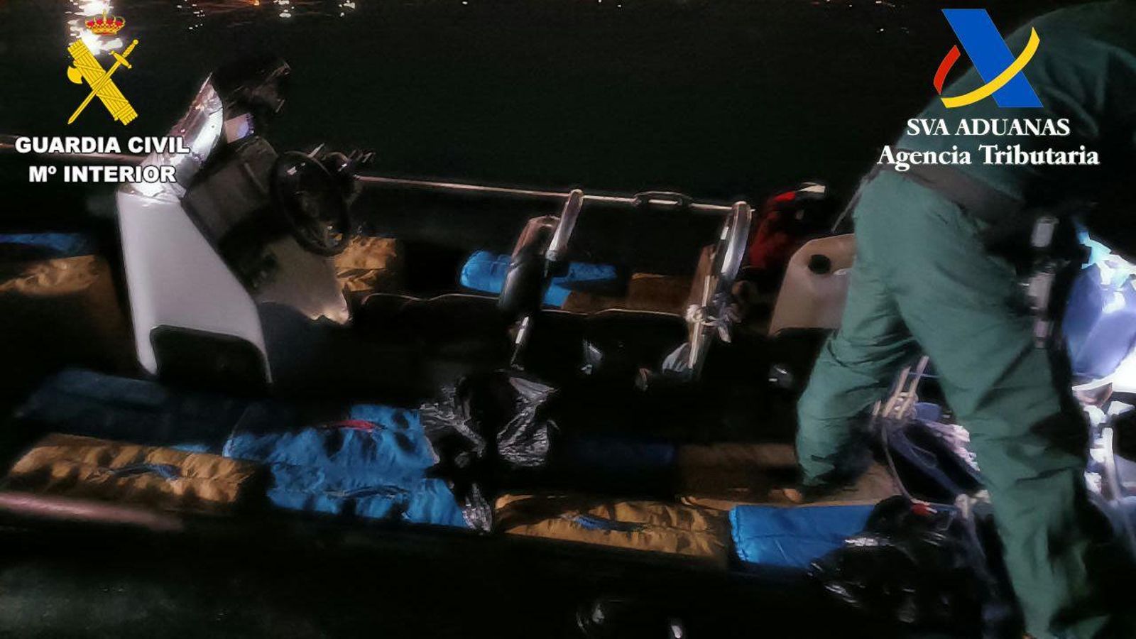 Un agente de la Guardia Civil interviene la mercancía de la narcolancha en Motril