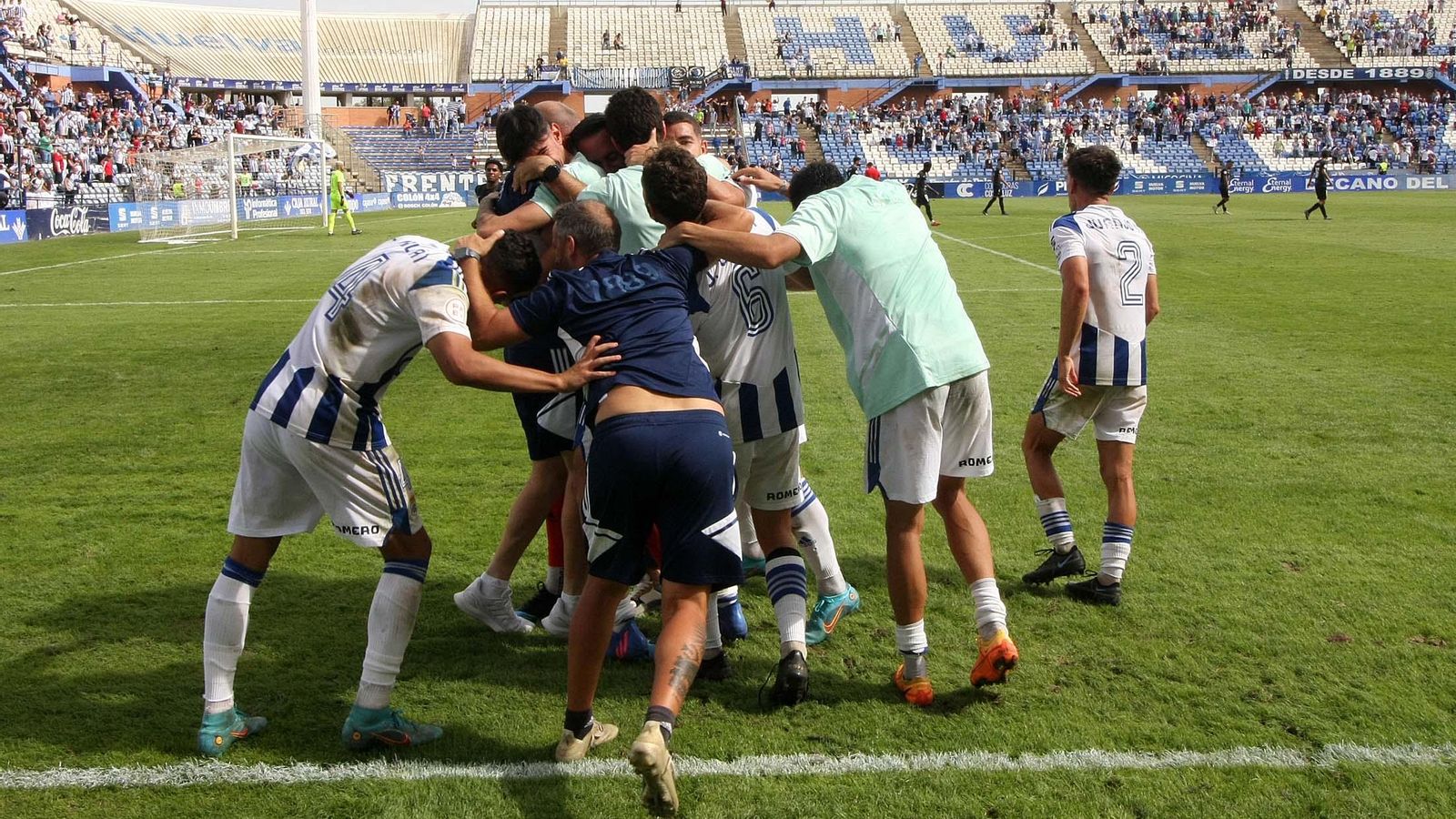 Los jugadores del Recre celebran el tanto de Adrià Arjona.