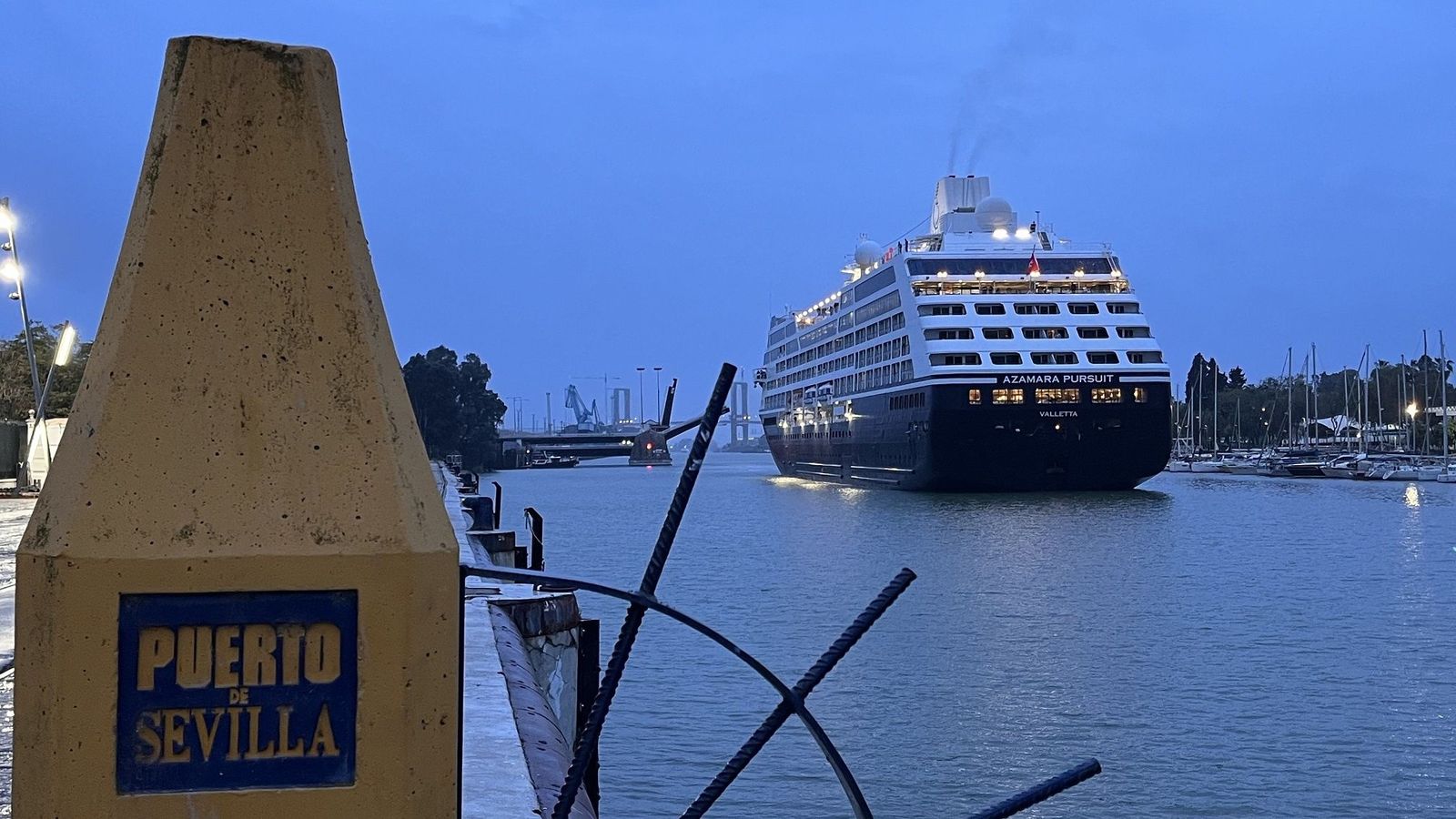 Un crucero llega al Puerto de Sevilla.