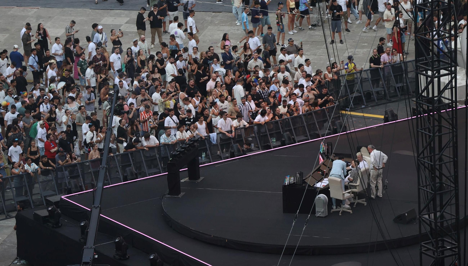 Las imágenes del lleno en el estado de la Cartuja por la Velada del Año 5