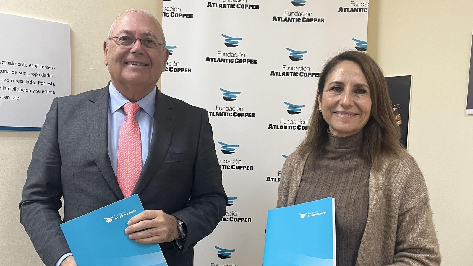 Antonio de la Vega y Concha Salas en la firma del convenio.