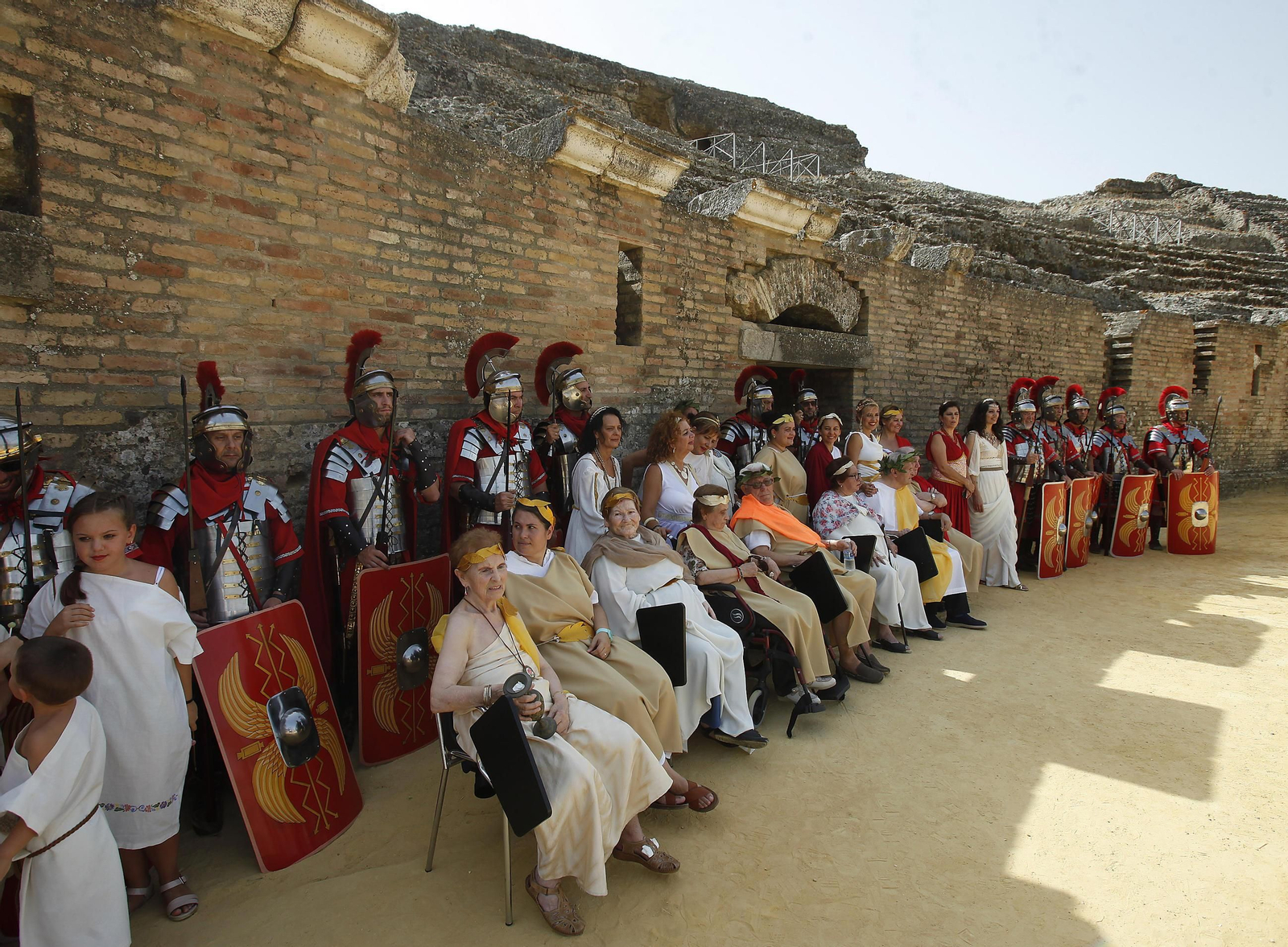Vestidos de romanos para reivindicar que Itálica sea Patrimonio de la Humanidad