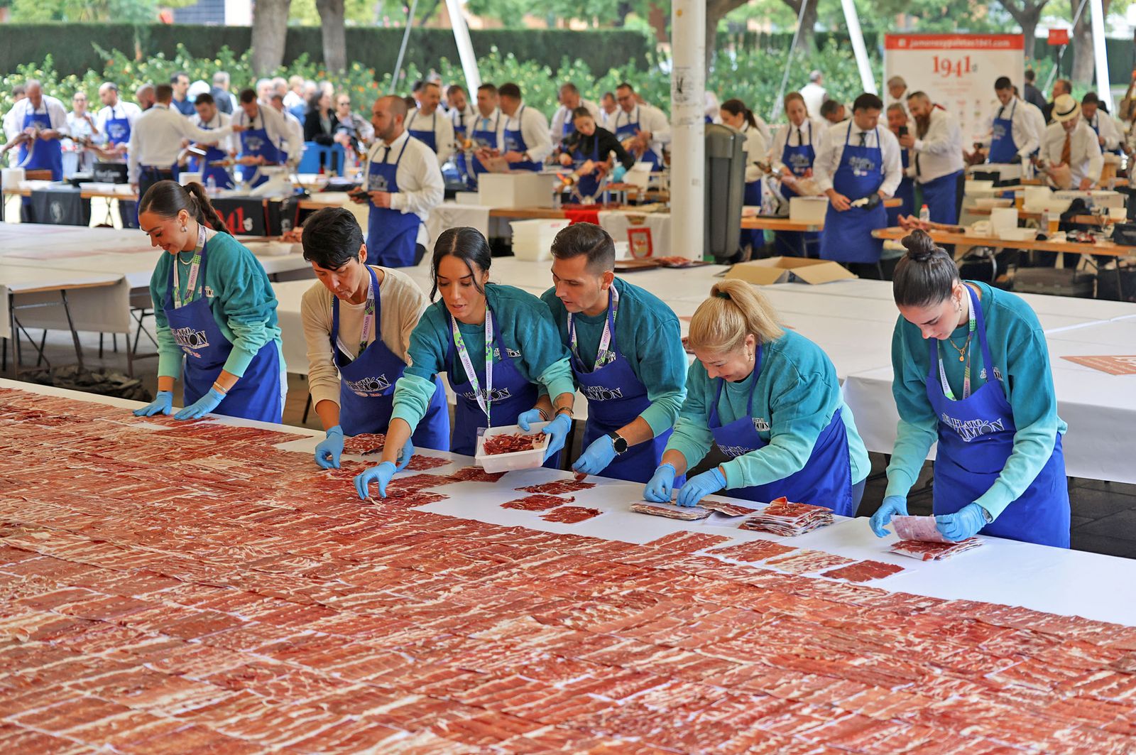 Huelva consigue el récord Guinness con el plato de jamón más grande del mundo, en imágenes