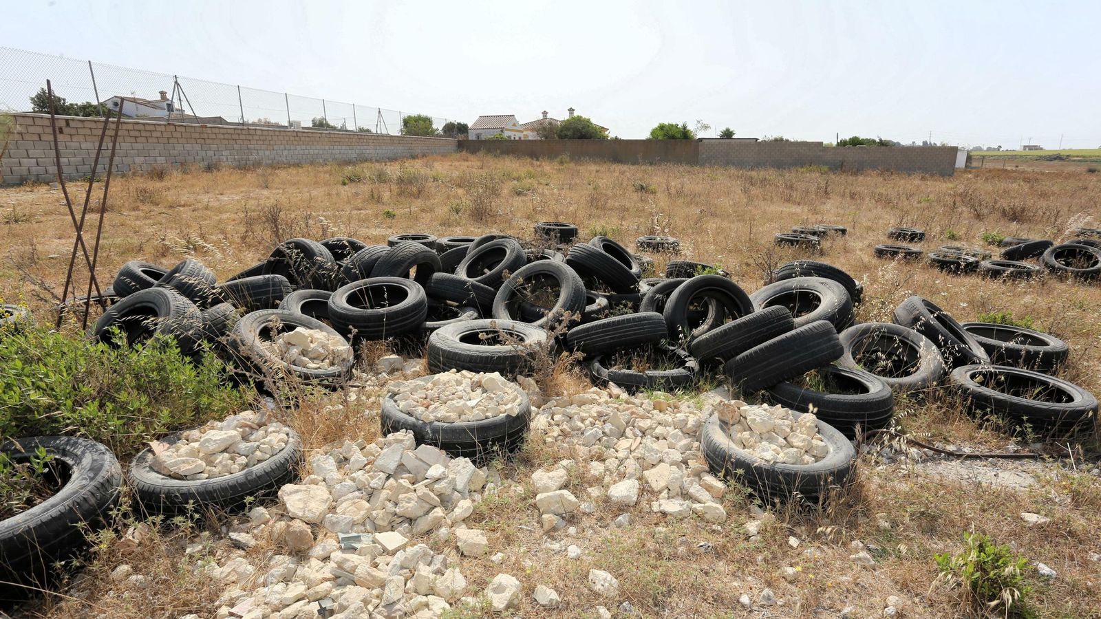 Aunque la basura esté en parcelas privadas, muchas veces puede suponer riesgo de incendio.
