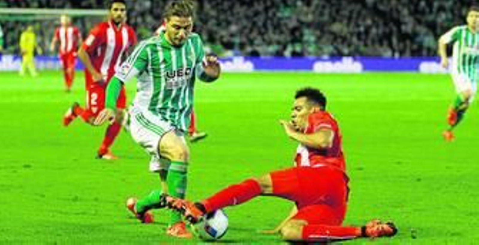 Kolodziejczak se tira a los pies de Joaquín para tratar de rebañarle la pelota.