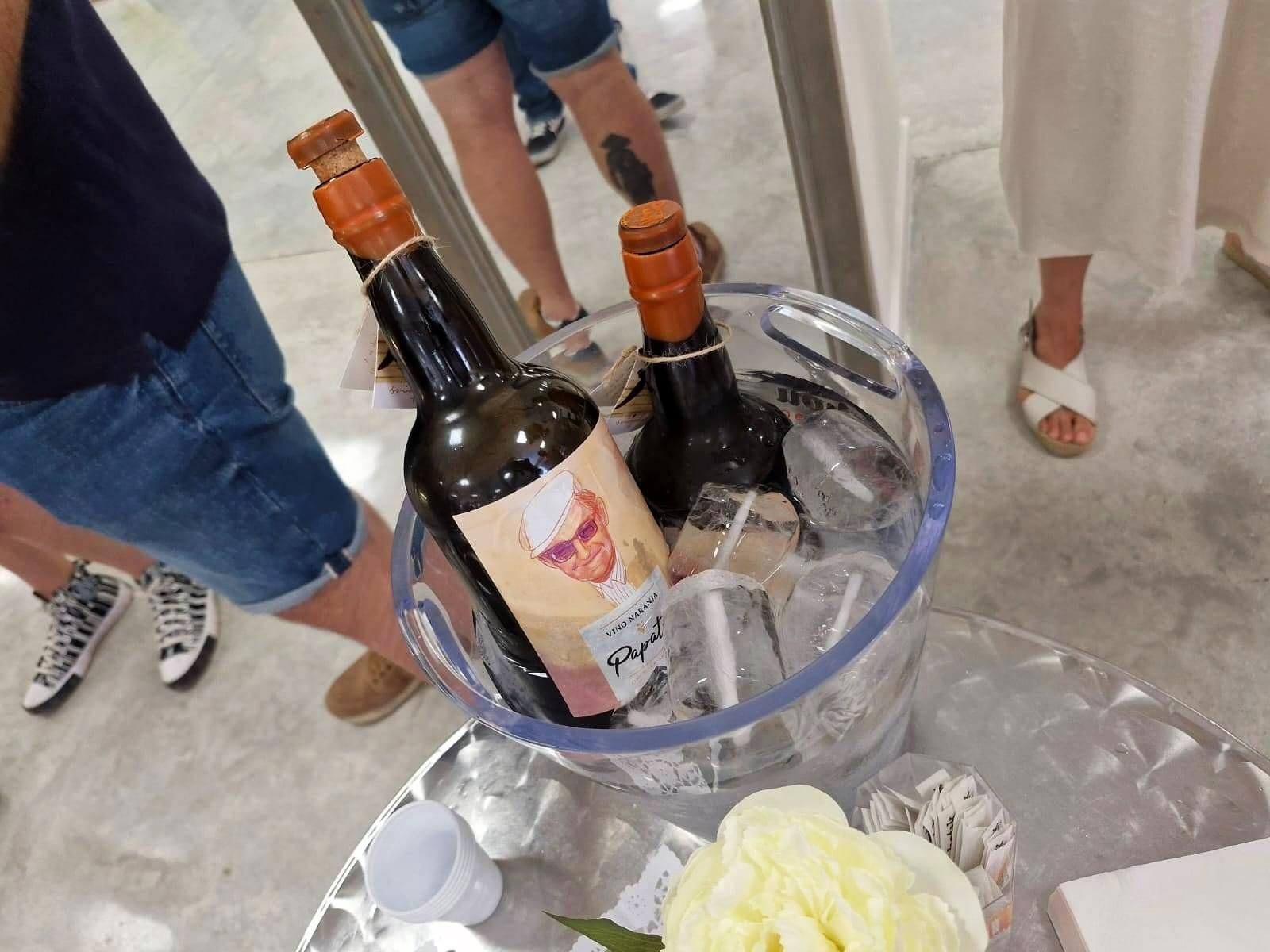 Este vino es ideal para tomarlo frío y con algún aperitivo tipo frutos secos e incluso dulces.