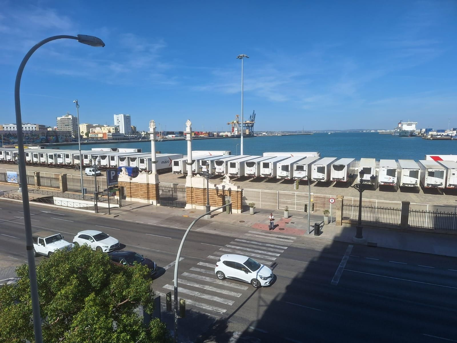 Esta era la imagen que presentaba este viernes por la tarde el Muelle Ciudad, sin apenas espacio libre para nada.