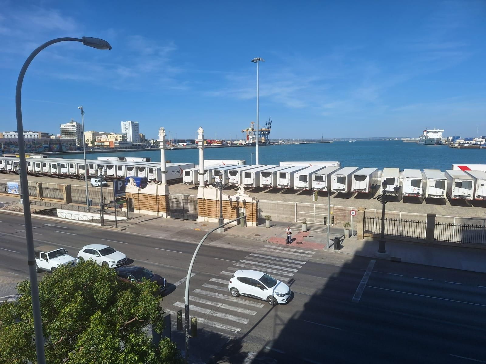 Los remolques con destino o procedencia Canarias colapsan el Muelle Ciudad del puerto de Cádiz