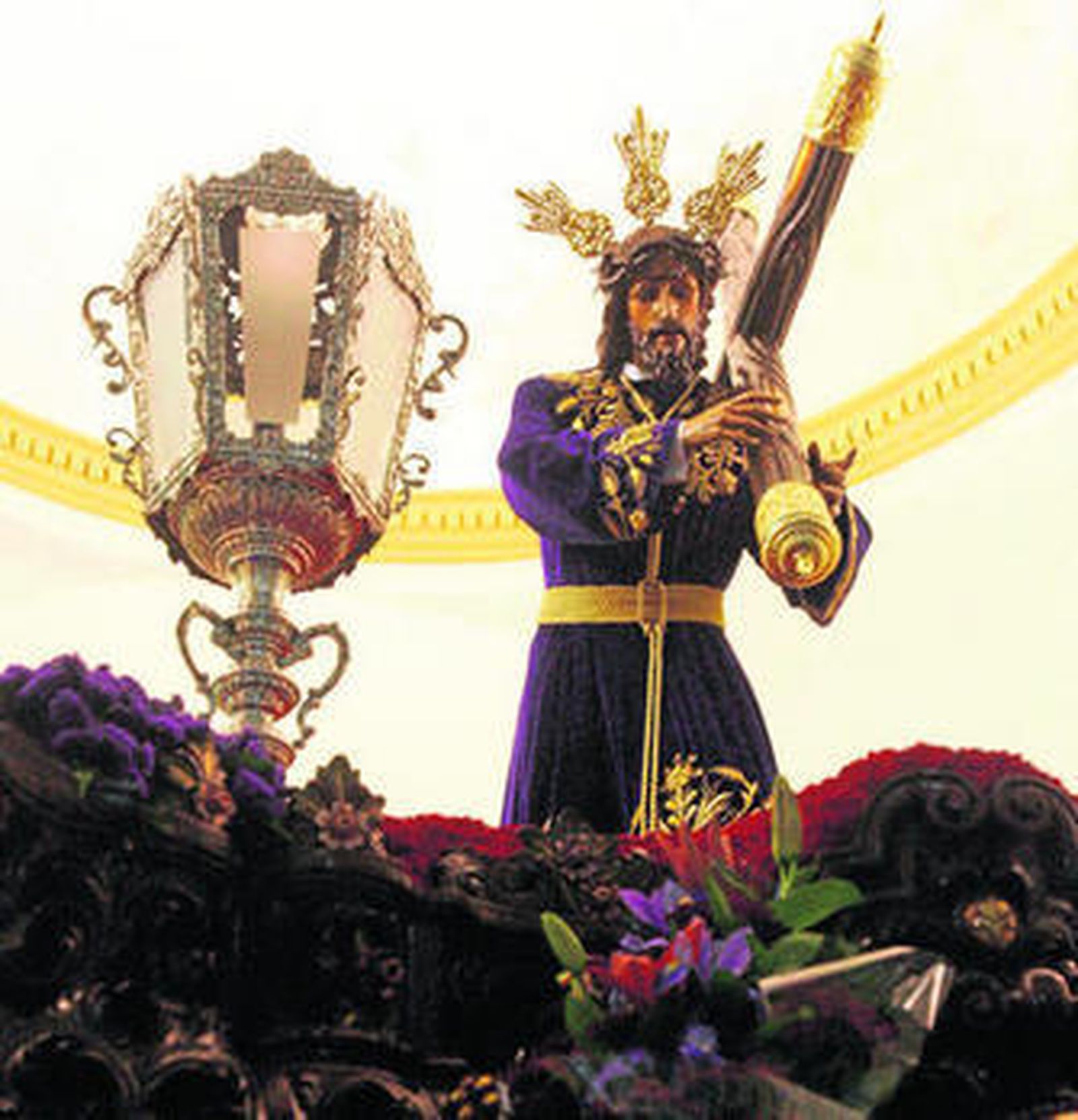 El Nazareno en su sede canónica, la Iglesia de la Palma. A la derecha, los enseres preparados y abajo, una reunión de la junta de gobierno con el párroco.