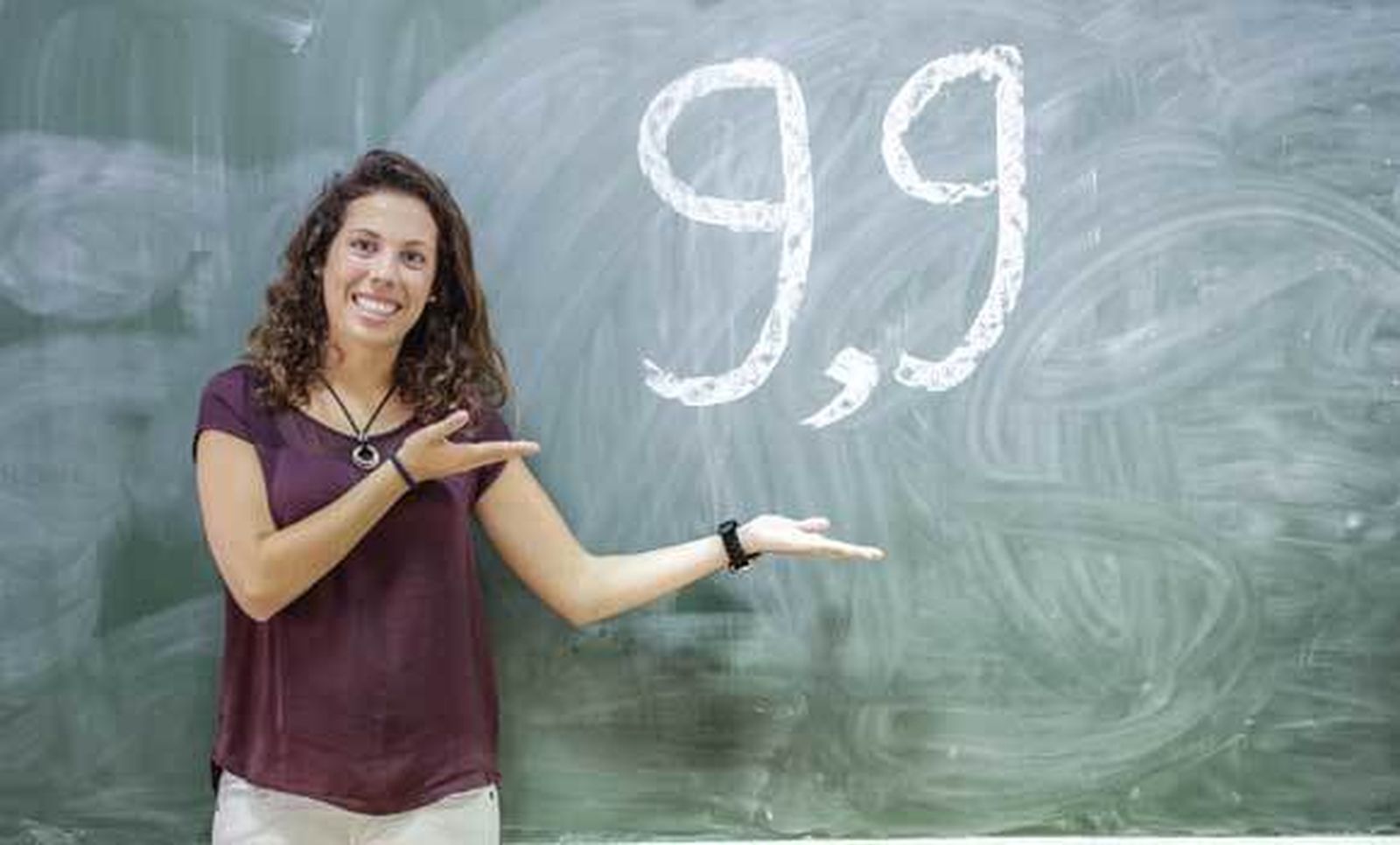 Marta Rodríguez-Trujillo posa junto a una pizarra con el 9,9 que sacó en selectividad. /Julio González