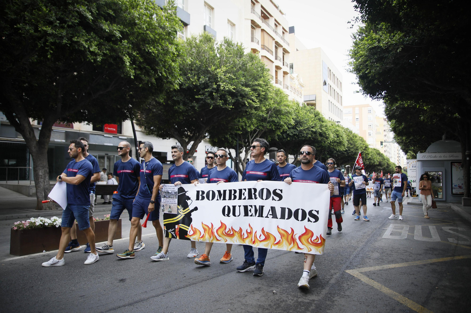 Manifestación de los bomberos quemados de Almería, en imágenes
