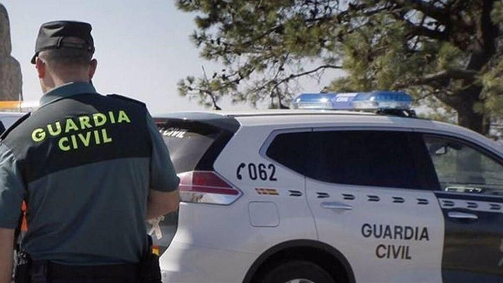 Un agente de la Guardia Civil junto a un vehículo oficial del cuerpo. Un agente de la Guardia Civil junto a un vehículo oficial del cuerpo.