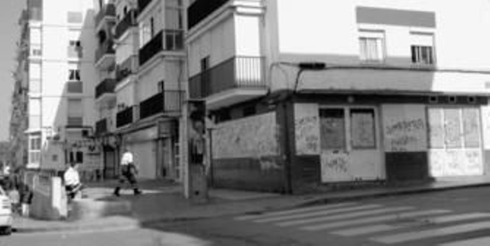 Los gamberros han tomado esta esquina de la Avenida Ancla, pintando paredes y destrozando la cabina.