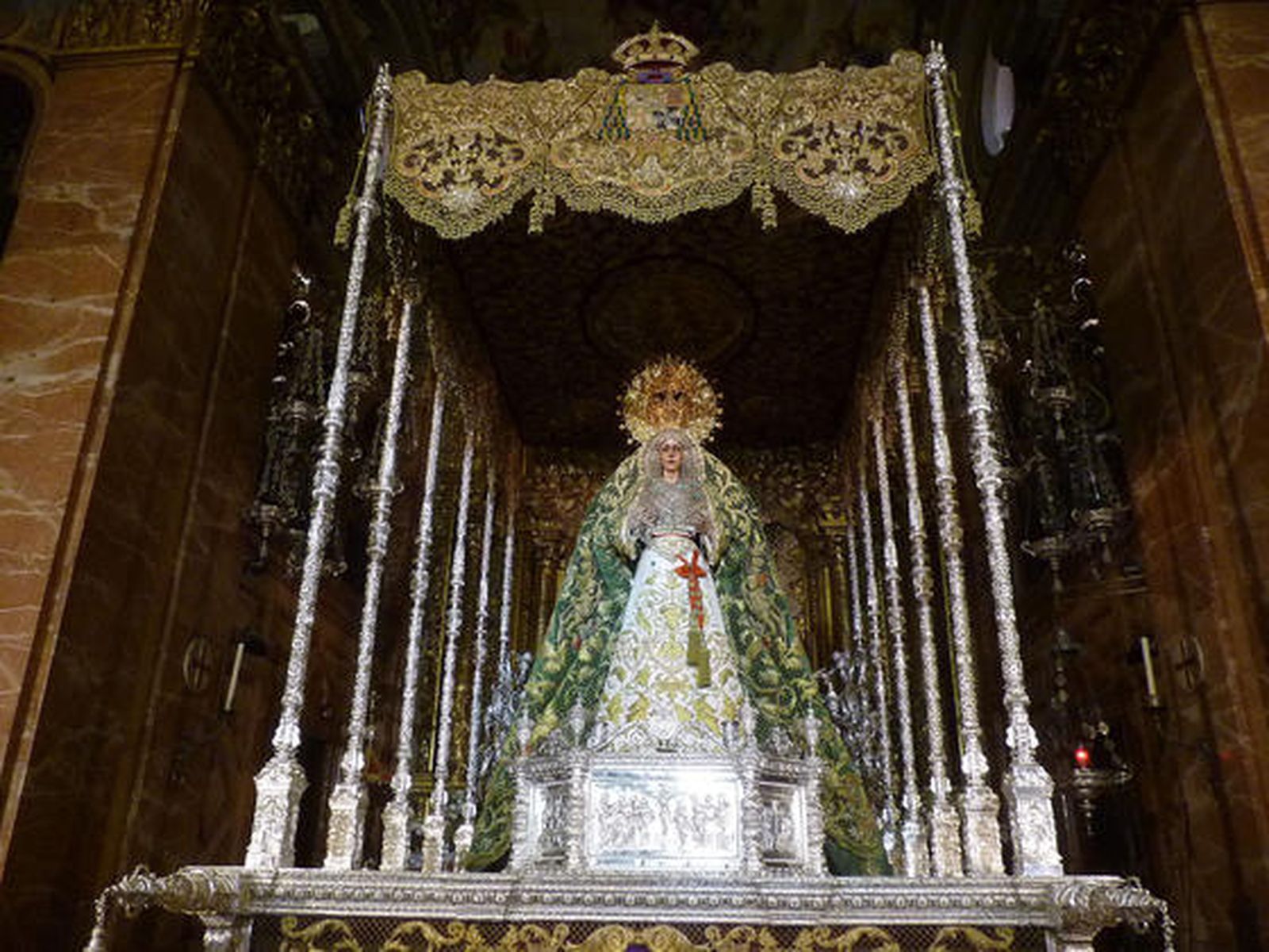 La Virgen luce ataviada como aparece en el azulejo que remata su arco con el manto camaronero.

Foto: Ruesga Bono