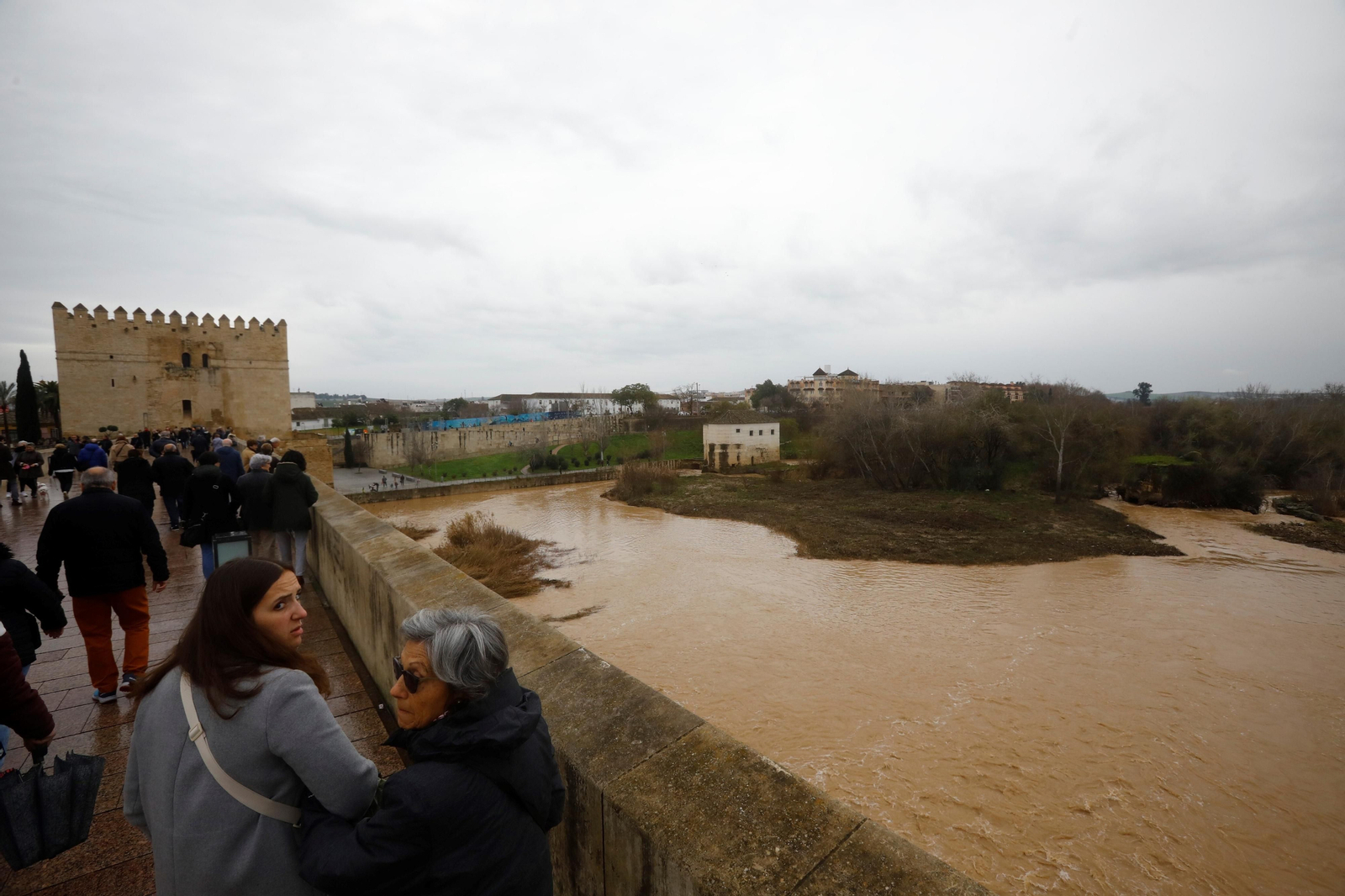 La crecida del río Guadalquivir en Córdoba tras las lluvias caídas por la borrasca Karlotta, en imágenes